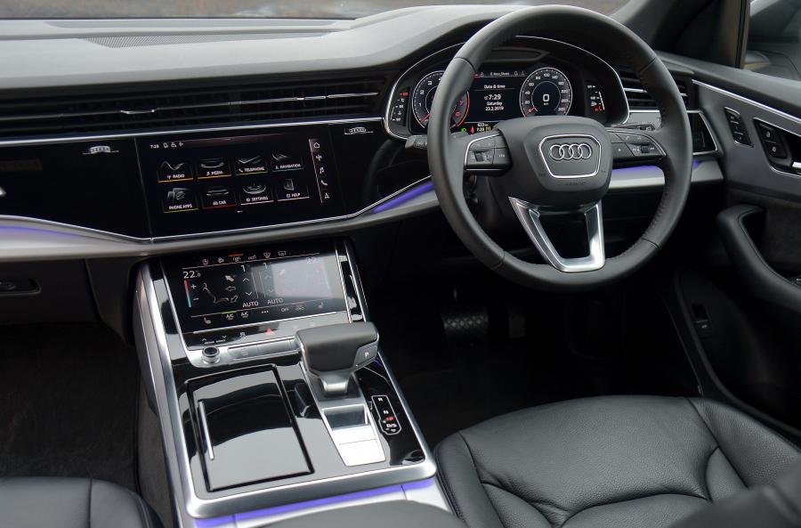 Торпедо Audi Q8 55 TFSI Quattro S-Line 2019 года  (ZA) (фото 10 из 13)